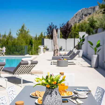 Villa Naaria, Unique View, Infinity Pool And Complete Privacy *